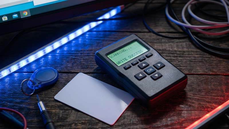 Портативный дубликатор для копирования RFID-карт и электронных ключей