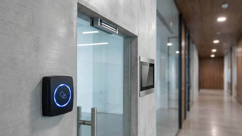 Считыватель карт и электромагнитный замок на стеклянной офисной двери